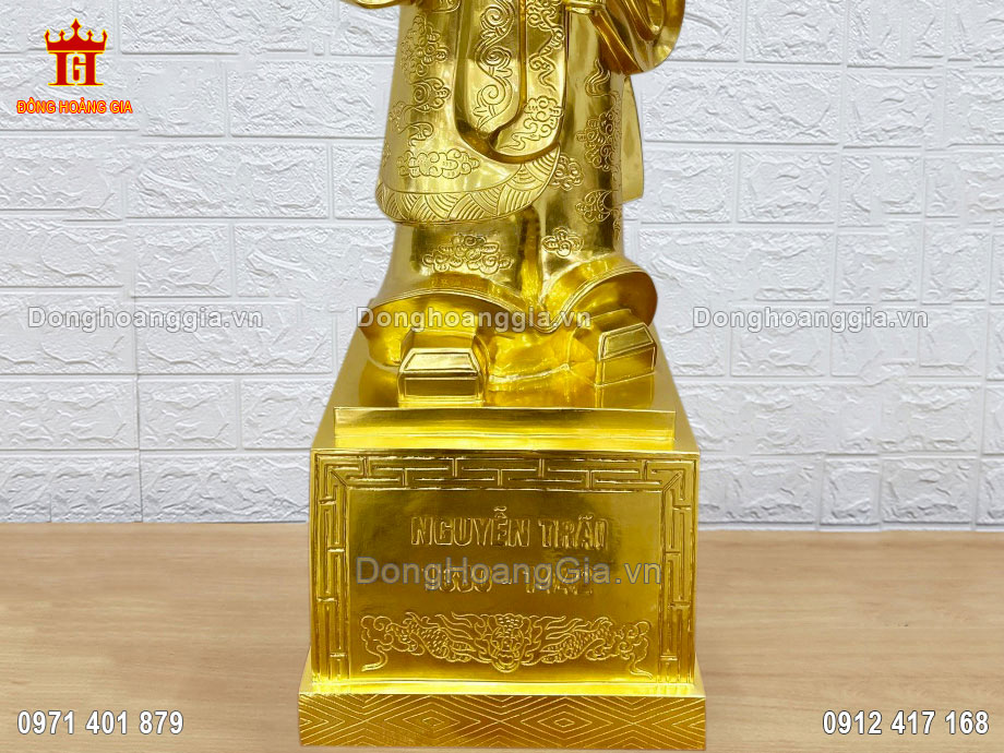 Đế tượng được khắc tên và năm sinh của ông